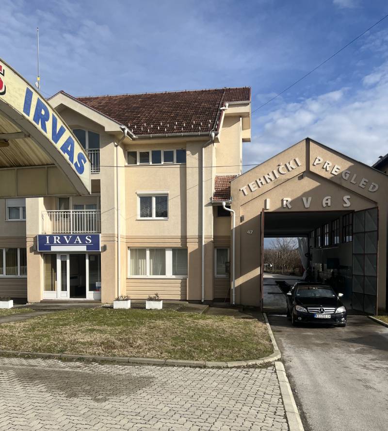 Slika prostorije Irvas auto doo tehničkog pregleda u Kruševcu sa crnim autom na ulsaku u tehnički pregled